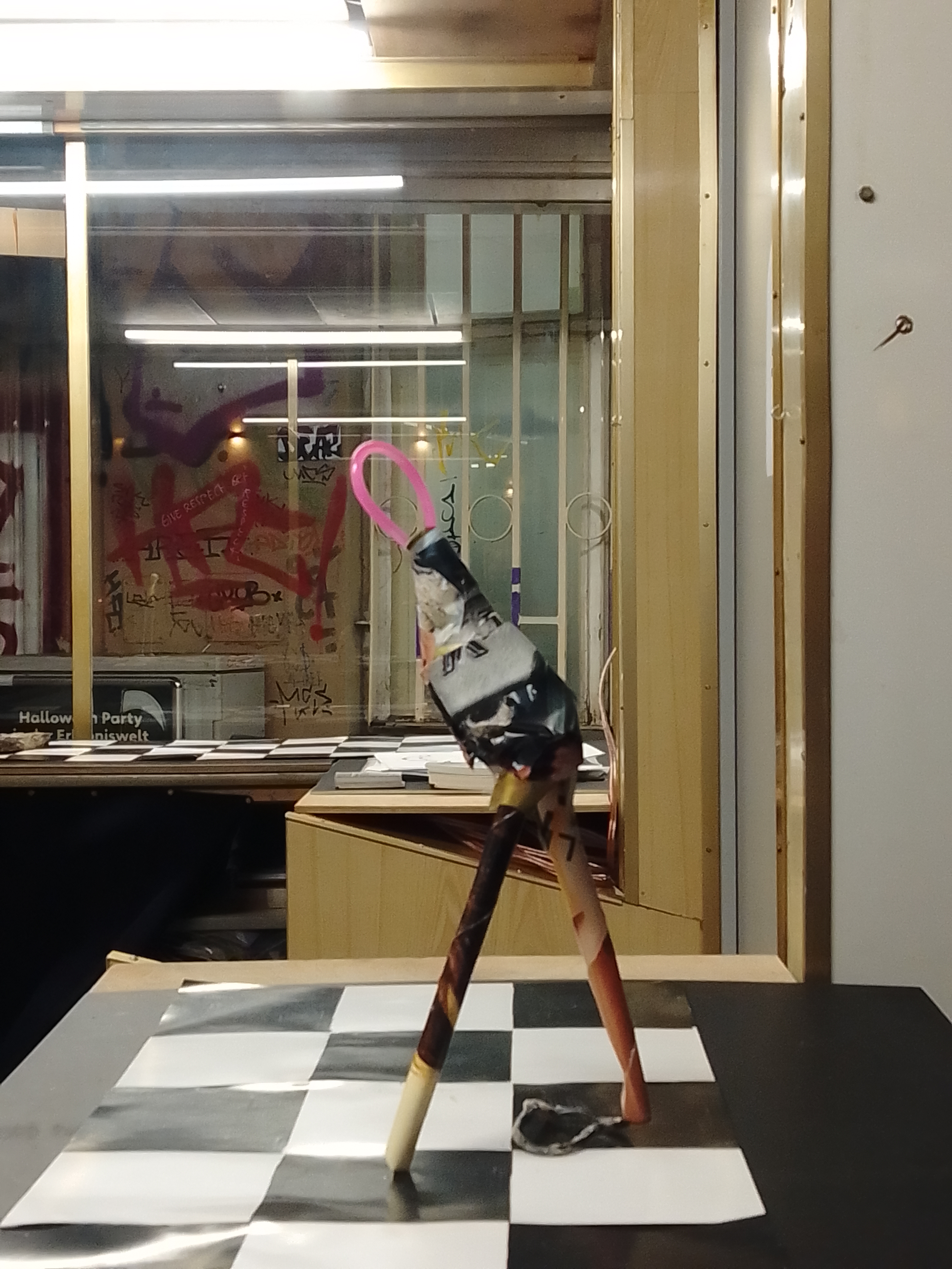 „Ich hab mich bewegt, weil es mir zu eng war.“ „Du hättest einfach etwas sagen können.“ „Ich dachte, du merkst es.“ „Ich merk vieles – aber nicht immer rechtzeitig.“ 