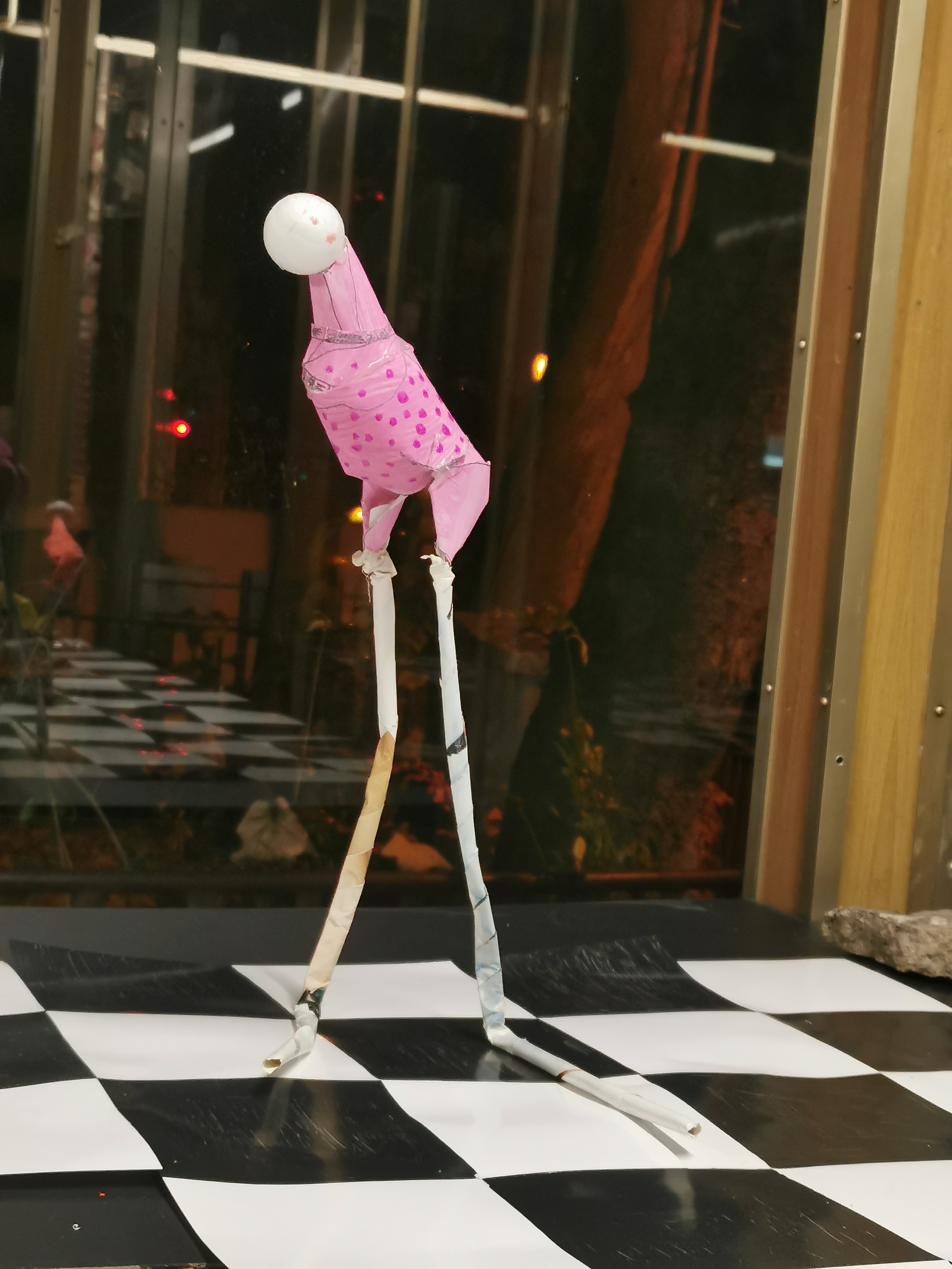 Rosa pinkgepunktet lässt es sich entspannt auf die Welt schauen. 