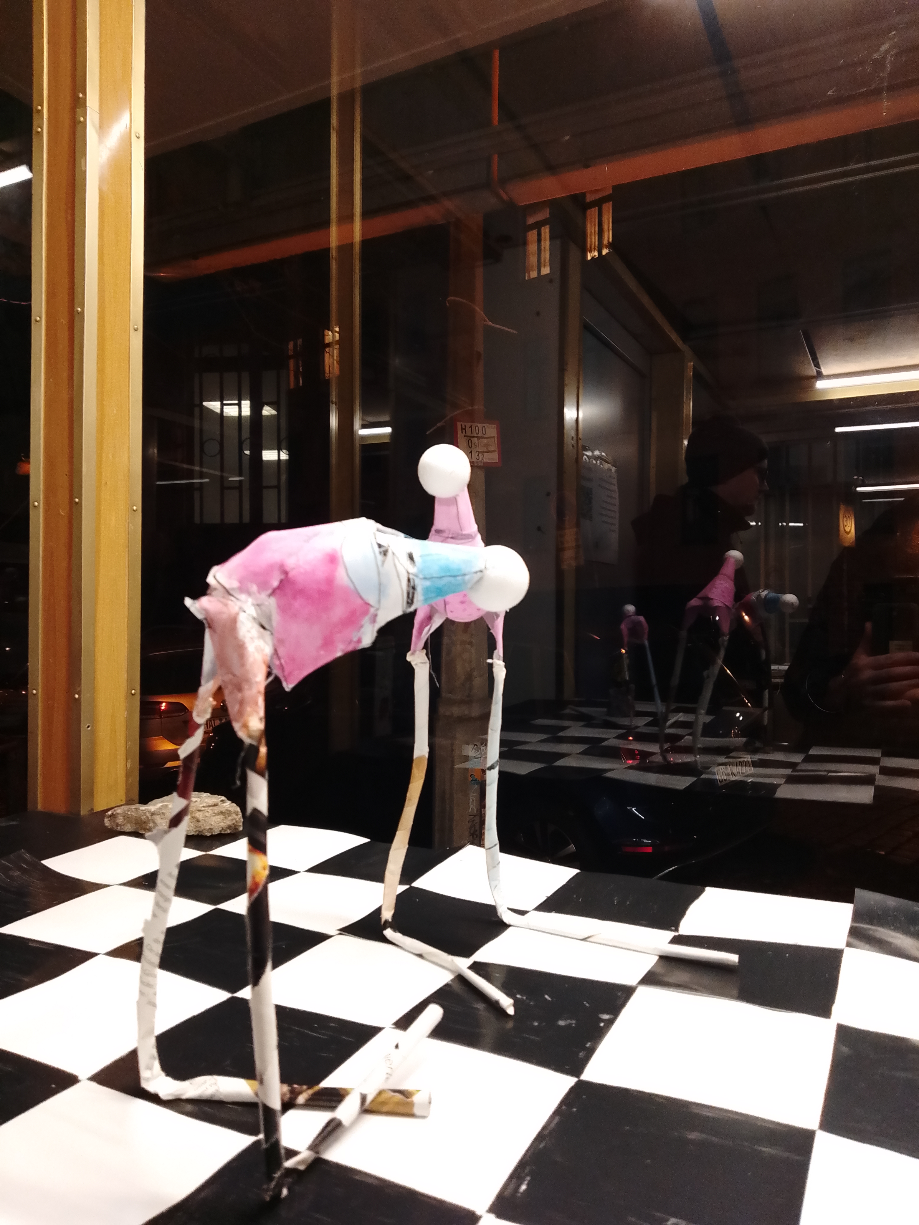 Zwei lachen kurz, nicht über das Gesagte, sondern weil es endlich gesagt ist.